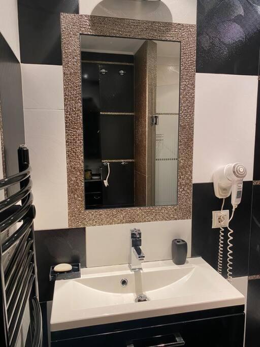 Lovely 1-Bedroom Apartament With Free Parking Sófia Exterior foto
